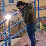 Si “arma” di fiamma ossidrica e ripara la ringhiera caduta 4 anni fa, empedoclino si sostituisce alle istituzioni
