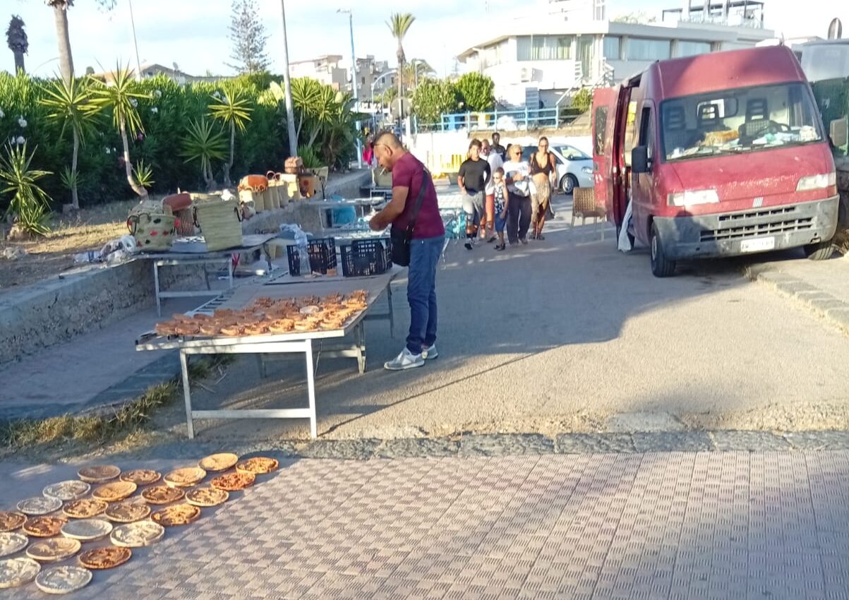 Movida, bancarelle e doppia legalità: il Prefetto conferma quanto già denunciato da Report Sicilia